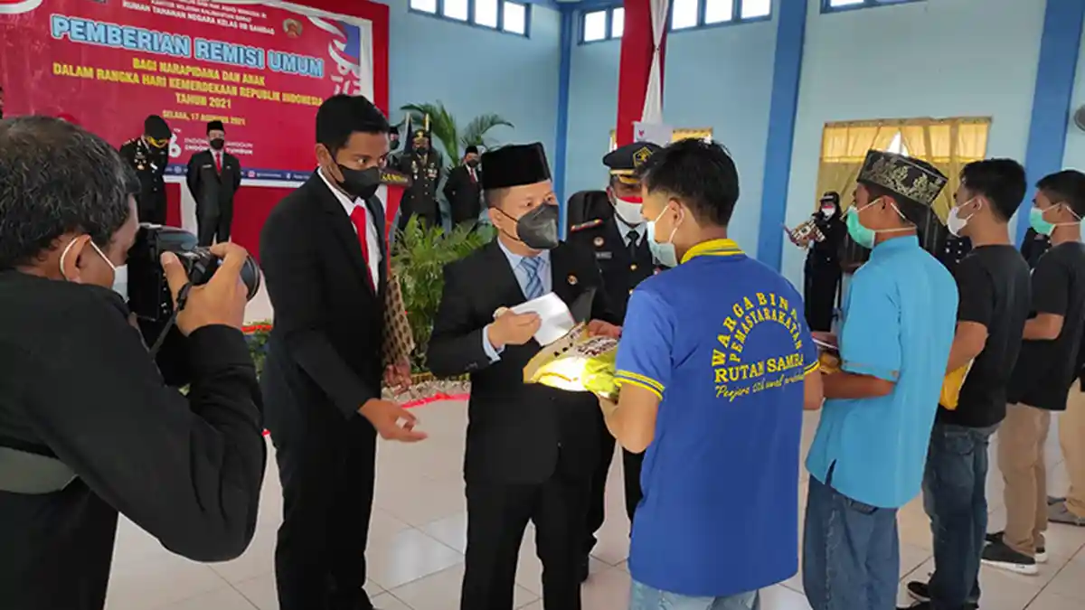 Bupati Sambas Serahkan SK Remisi Kepada Narapidana di Rutan Sambas