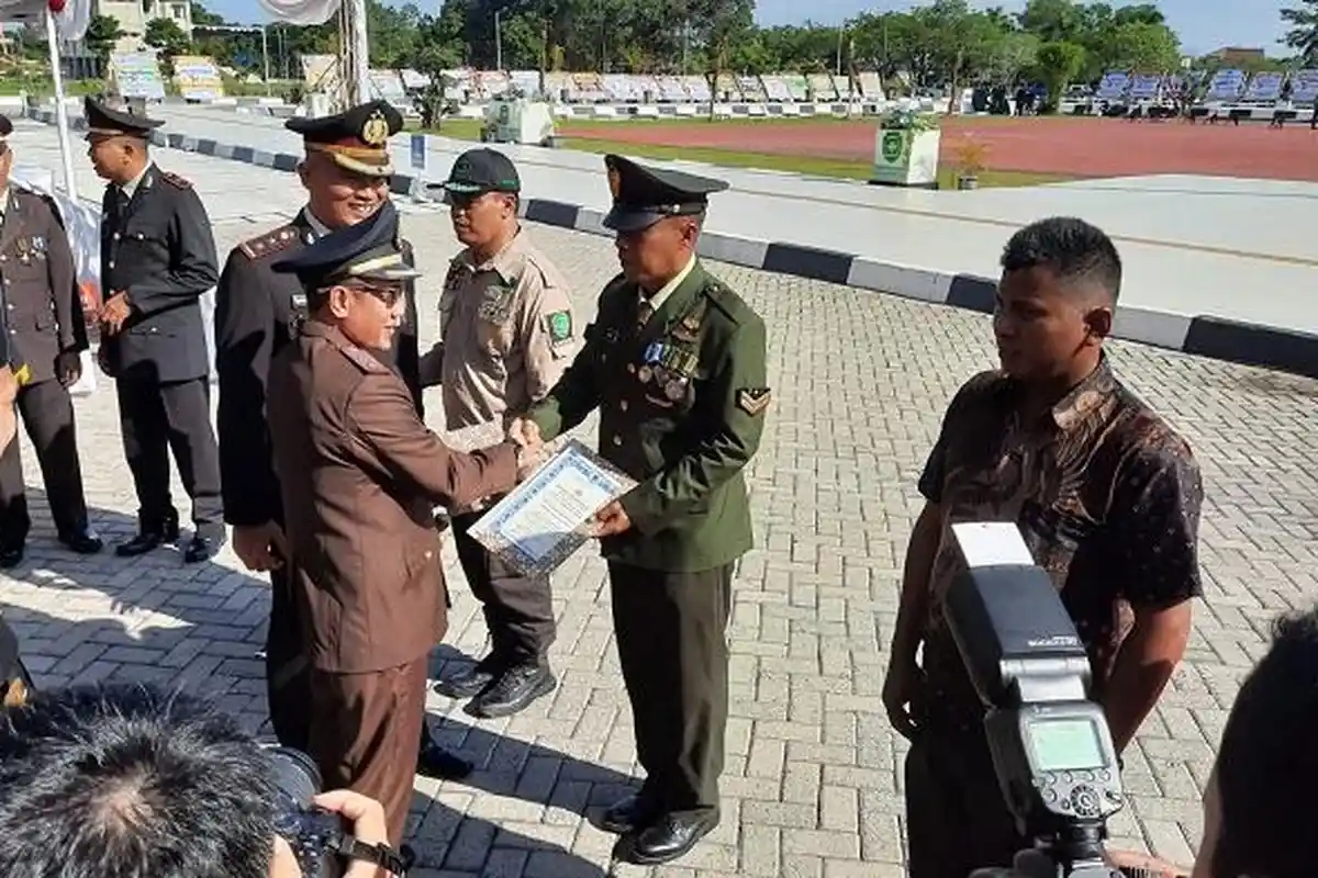 Bantu Tangkap Tahanan Kabur, Anggota Kodim 1010 Tapin Terima Penghargaan
