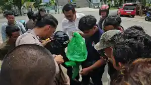 ANGGOTA-Polres-Balangan-mengecek-sepeda-motor-yang-diduga-milik-seorang-lelaki-terduga-maling.jpg