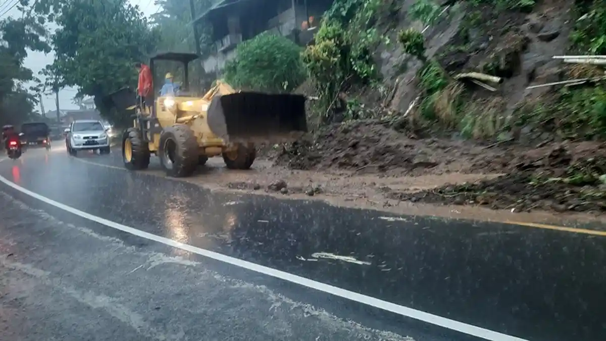 Alat Berat Diturunkan Bersihkan Longsor, Akses Jalan Manado-Tomohon Kembali Lancar
