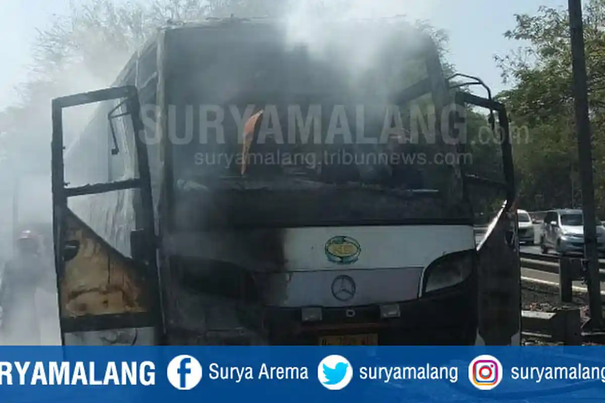 BREAKING NEWS : Bus Akas Terbakar di Jalan ToL Dekat Pintu Tol Sidoarjo, Simak Videonya