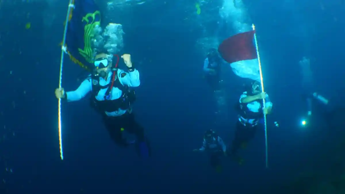 Kanwil Kemenkumham Gorontalo Kibarkan Bendera Merah Putih di Dasar Laut