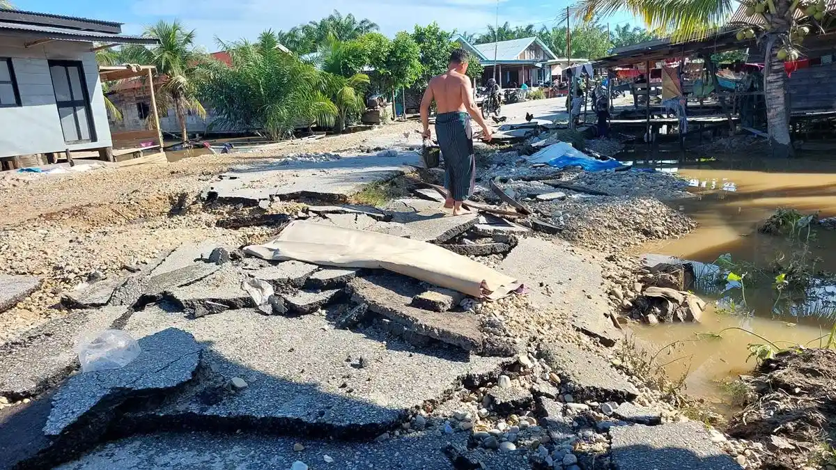 Melihat Kedahsyatan Banjir Singkil, Aspal Jalan Terkelupas di Ujung Bawang