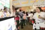 Bagi Bagi Roti dan Mie di Booth Bungasari