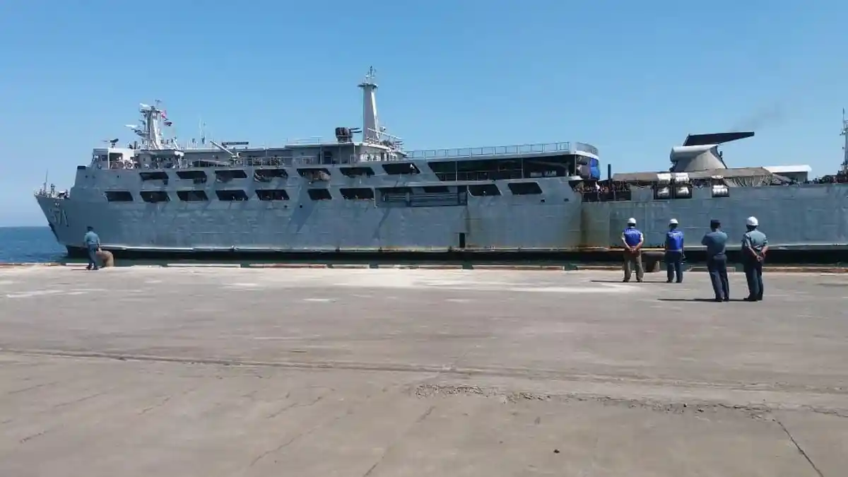 Kapal Perang KRI Tanjung Kambani Sandar di Kota Makassar, Panjangnya Lebihi Lapangan