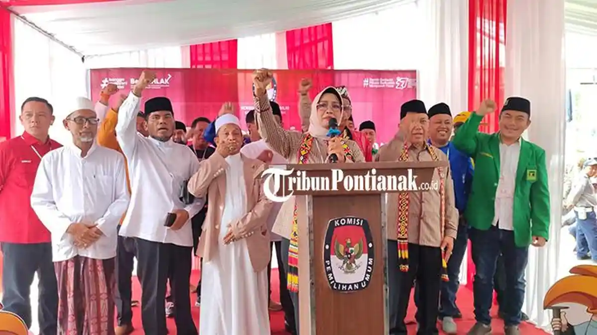 Diantar Ratusan Pendukung dan Simpatisan, Pasangan Erlina - Juli Daftar di KPU Mempawah