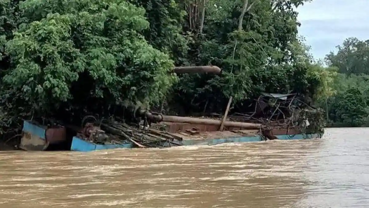Kapal Pengeruk Emas Hantam Jembatan Gantung