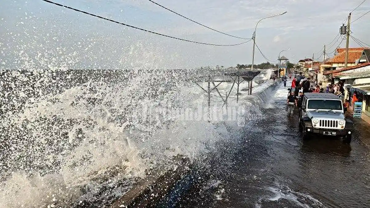 Tingginya Hempasan Ombak Bikin Banjir Rob di Dua Kecamatan Kota Pekalongan
