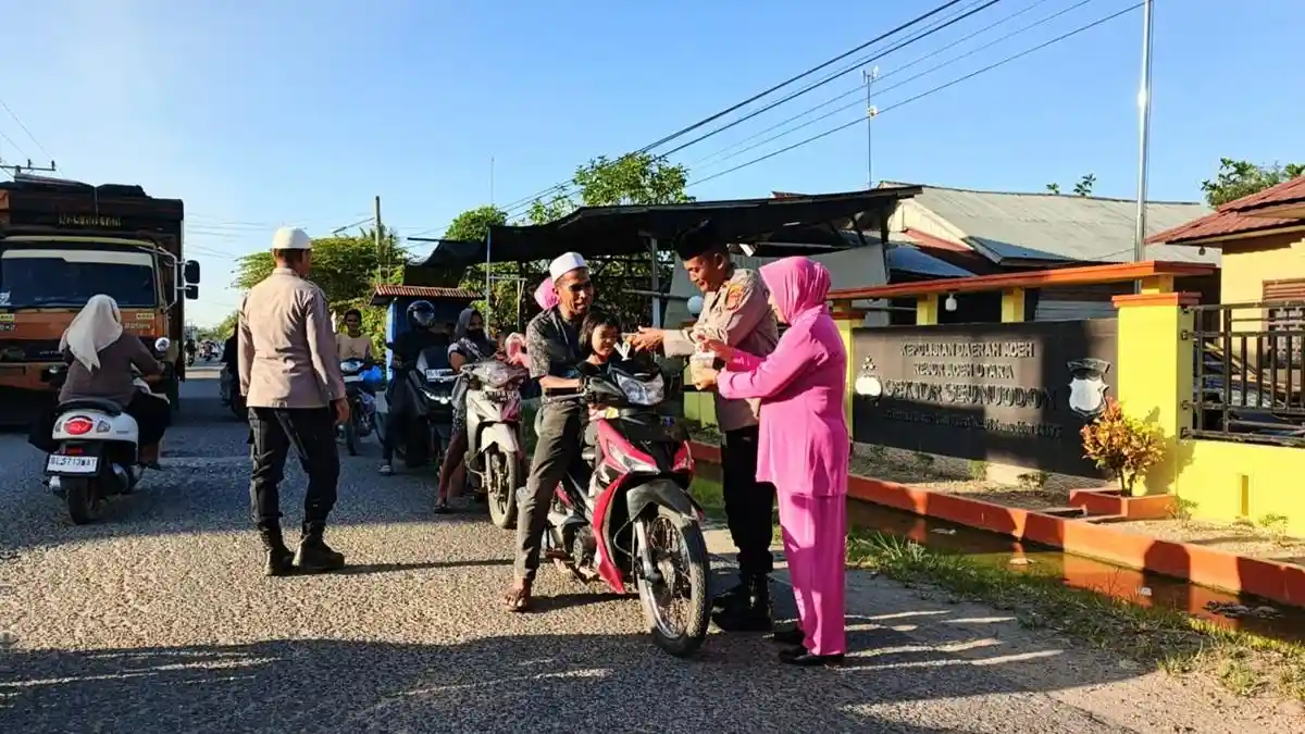 Polsek Seunuddon Bagi Ratusan Takjil kepada Warga dan Buka Puasa Bersama dengan Yatim