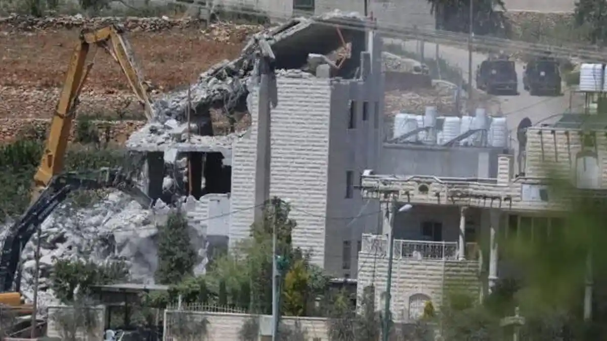 Pasukan Penjajah Israel Hancurkan RumahTujuh Lantai di Hebron dan Ramallah