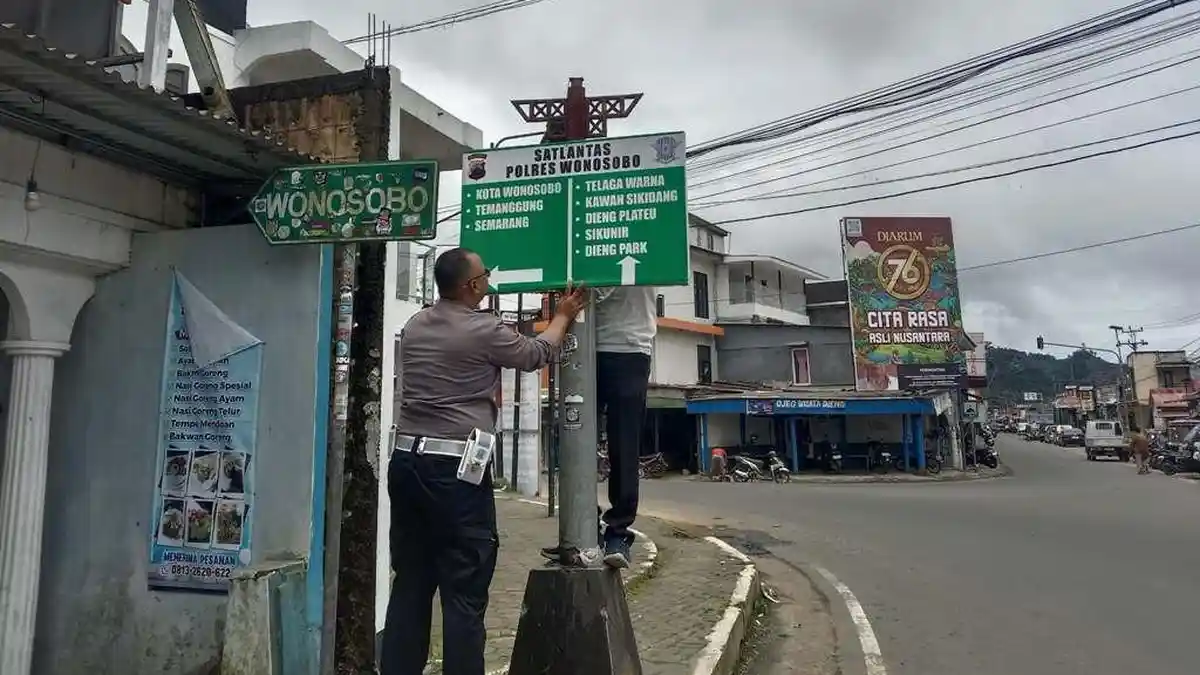 Antisipasi Lonjakan Kendaraan saat Lebaran, Polres Wonosobo Pasang Rambu di Jalur Wisata Dieng