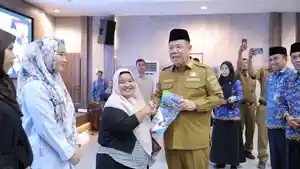 Hidayat-Arsani-Serahkan-Sertifikat-Halal.jpg