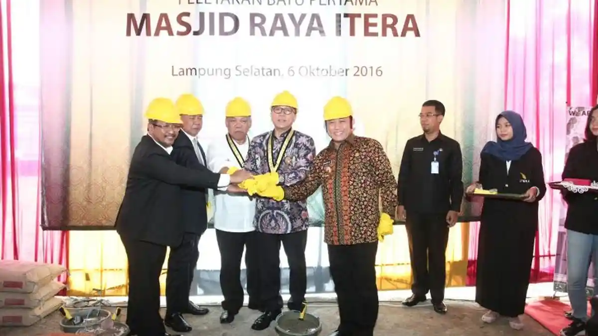 Ketua MPR Letakkan Batu Pertama Masjid Raya ITERA