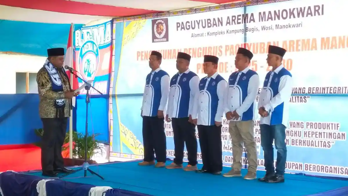Bupati Hermus Indou Kukuhkan Pengurus Arema Manokwari Periode 2025-2030