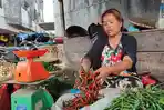 Pedagang-cabai-di-pasar-Kabanjahe-memilah-cabai-yang-akan-dijual.jpg