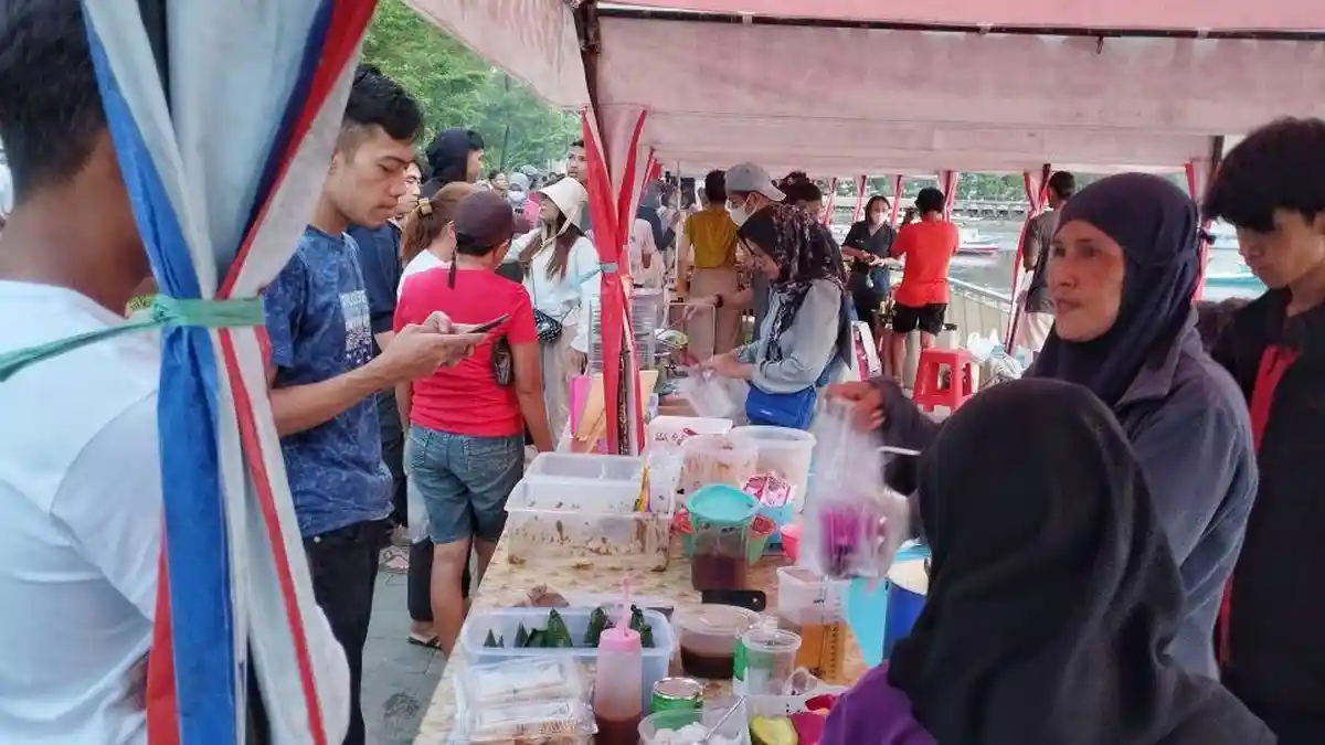 Ngabuburit Sambil Berburu Takjil di Waterfront Labuan Bajo