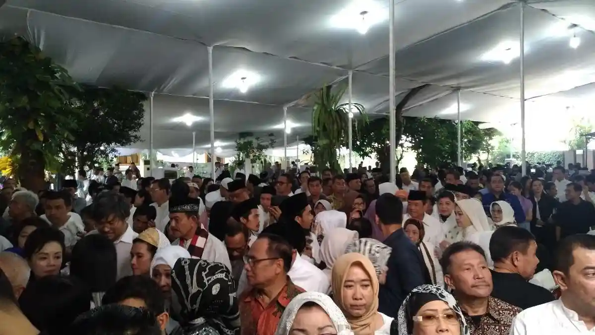Warga Berduyun-duyun Melayat Ani Yudhoyono di Cikeas