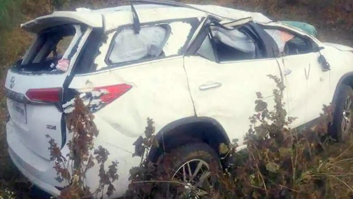 Toyota Fortuner Masuk Jurang Semua Penumpang Selamat
