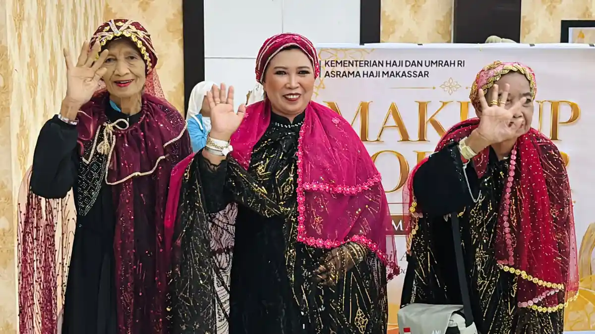Narawati Tampil Nyentrik Bersama Keluarga Usai dari Tanah Suci
