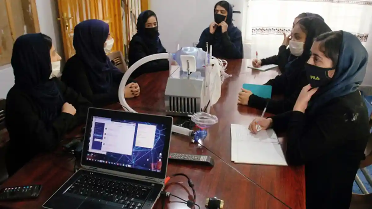 Pakar Luar Angkasa Ini Bahagia setelah 10 Remaja Perempuan Jenius Afghanistan Berhasil Diselamatkan