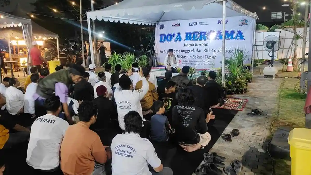 Doa Bersama Melalui Salat Gaib Menggema untuk Korban Laka Kereta di Stasiun Bekasi Timur