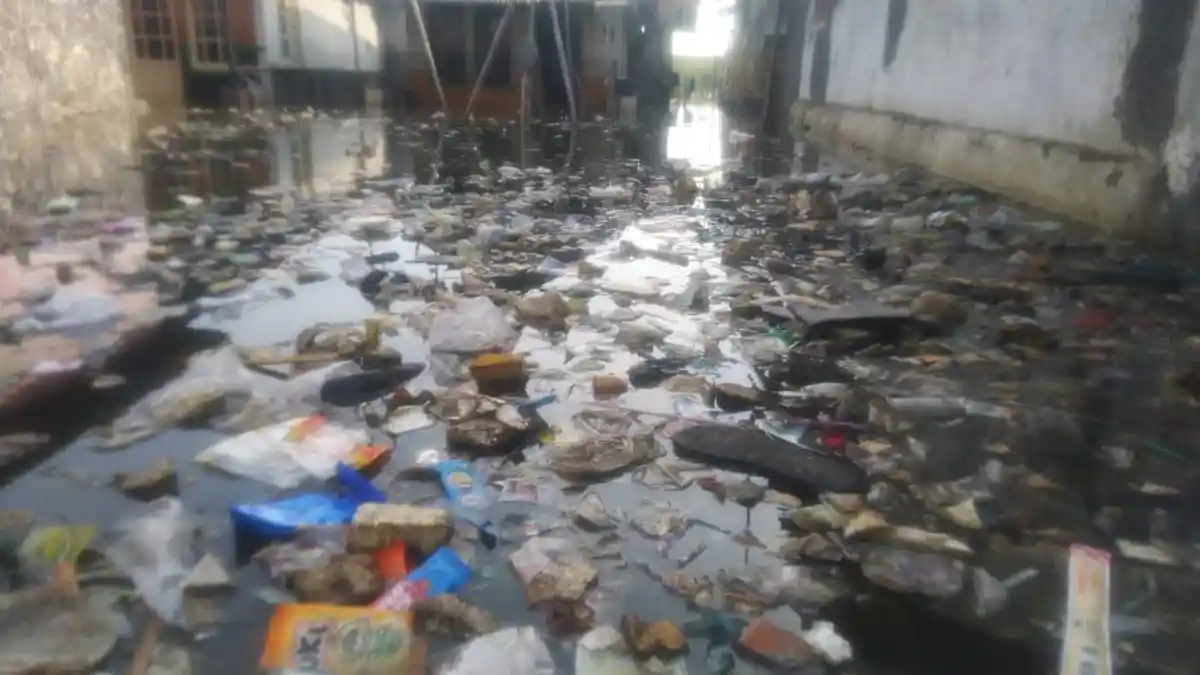 Meski Diterjang Banjir Rob, Warga di Eretan Indramayu Ini Masih Bertahan di Rumahnya Masing-masing
