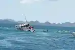 Kapal-wisata-tabrak-karang.jpg