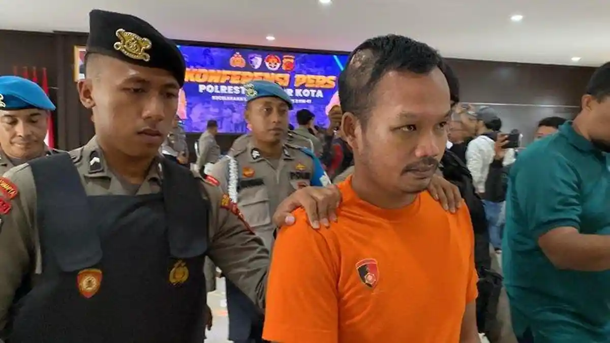 POTRET Bendi Wijaya Pakai Baju Tahanan, Kepalanya Luka, Truk yang Dikemudikannya Kelebihan Muatan