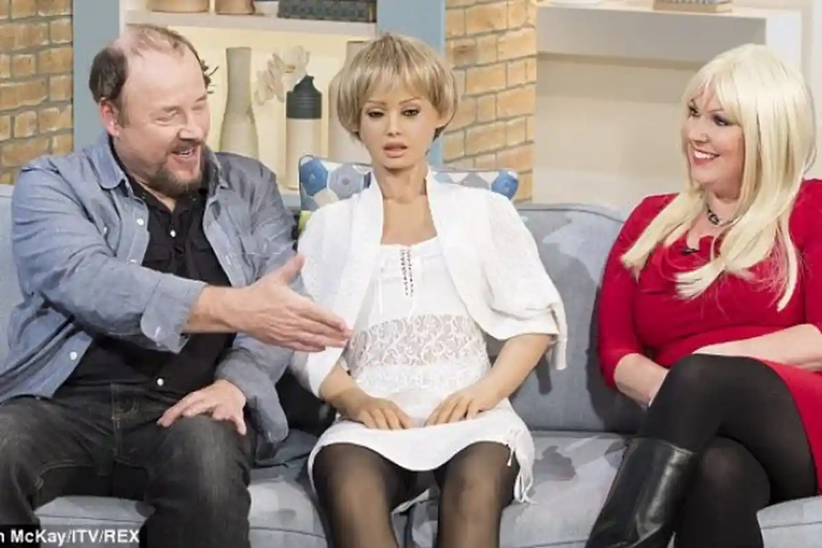 KISAH TAK BIASA: Pasangan Ini Hidup Bersama 5 Boneka Seks Wanita & Pria. Merekapun Satu Ranjang