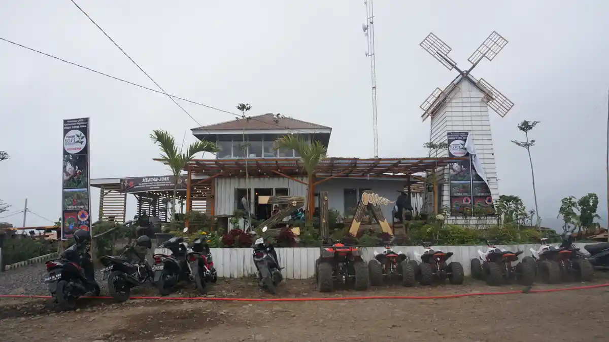 Sensasi Ngopi ala Zia Cofee Shop di Puncak 2000 Siosar, Berkonsep Unik Full Kayu dan Kincir Angin
