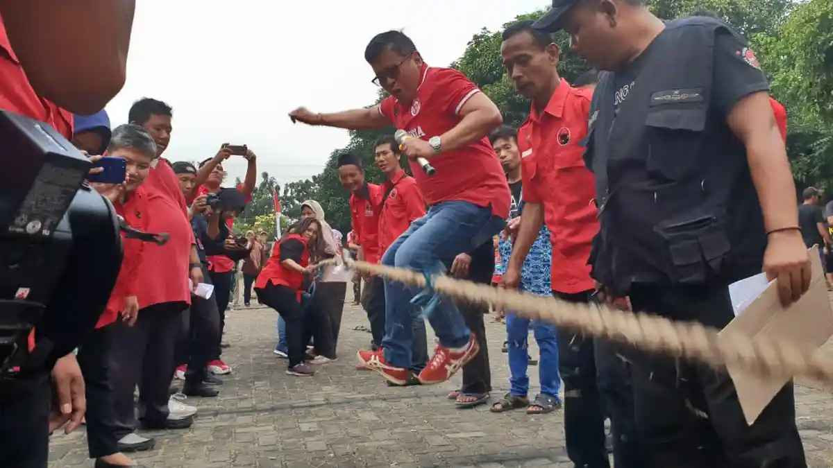 Hasto Jadi Wasit Tarik Tambang Emak-emak