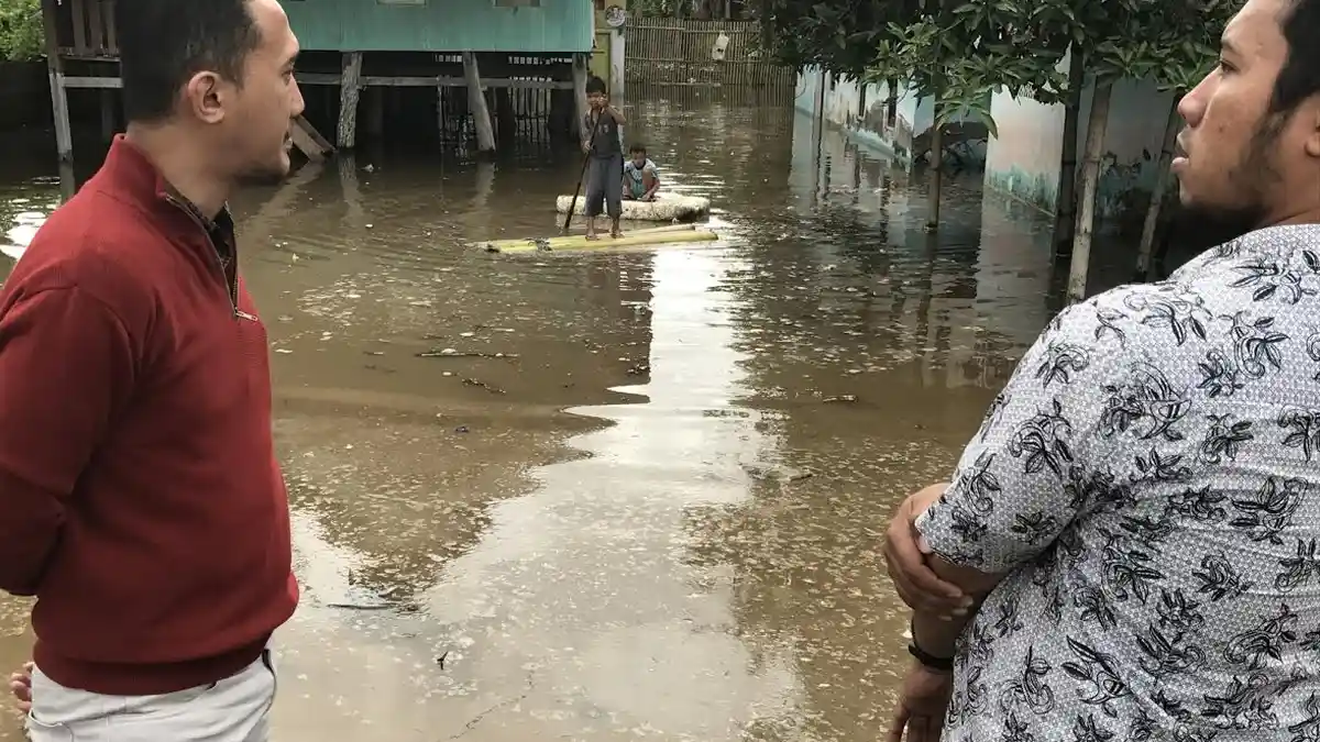 FOTO: Endre Cecep Lantara Tinjau Lokasi Banjir di Maccini Sombala