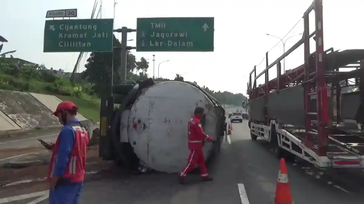 Hindari Tabrakan, Truk Tangki Abu Batu Bara Terguling di Tol JORR