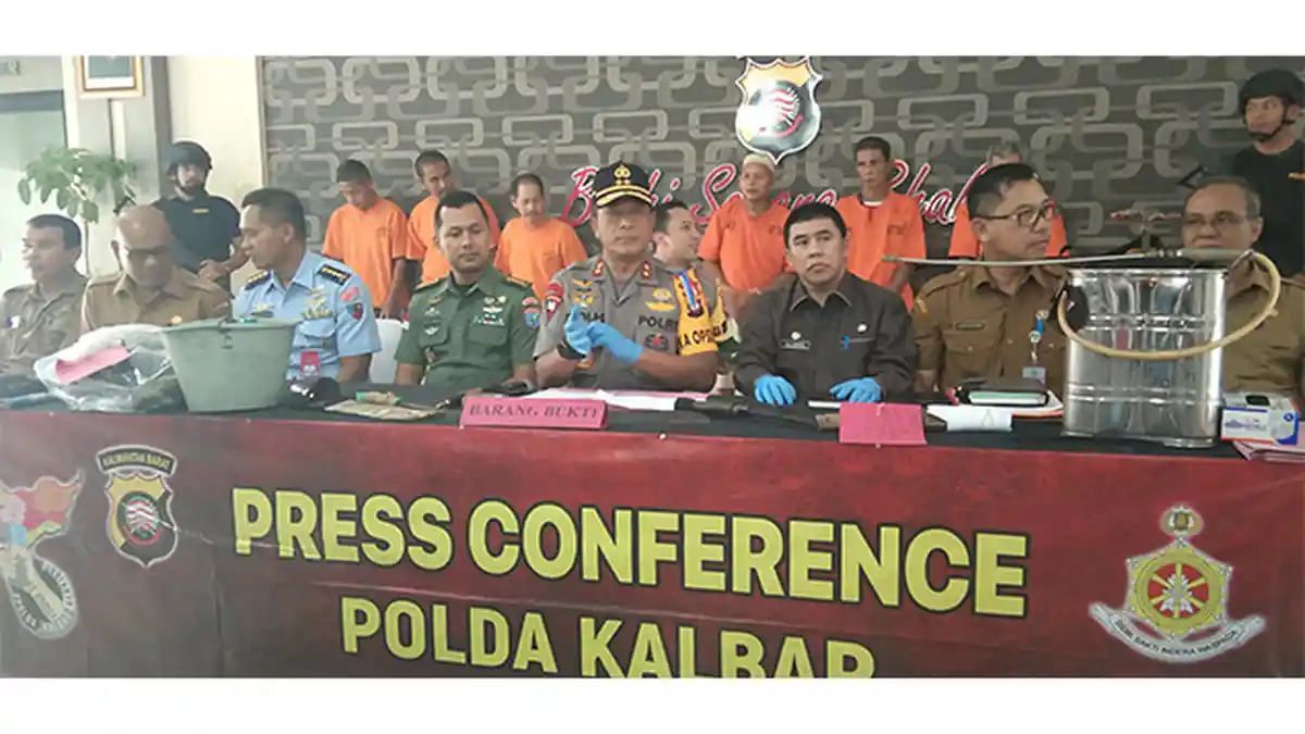 Polda Kalbar Hadirkan 6 Tersangka Berikut Barang Bukti Pembakar Lahan