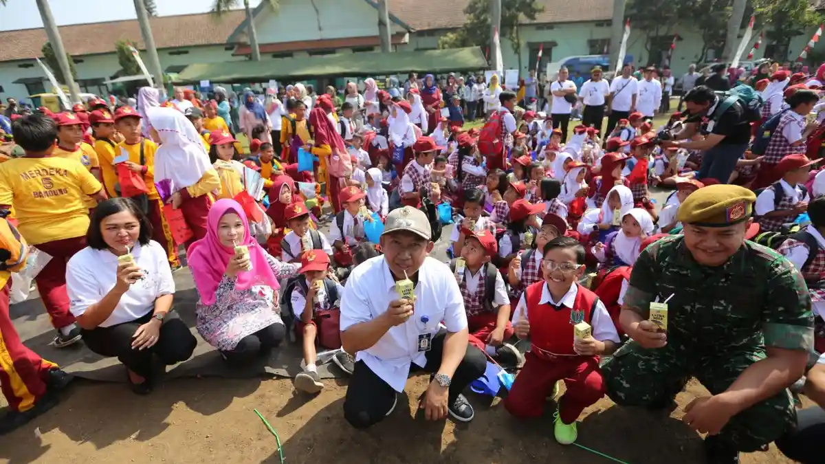 Meriah, Gerakan Murid SD Minum Susu dan Makan Telur di Lapangan Bataliyon Arhanudri Kota Bandung