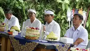 Bupati-Adi-Arnawa-saat-menyerahkan-bantuan-pemulihan-dampak-bencana-Pura-Taman-Beji-Magendra.jpg