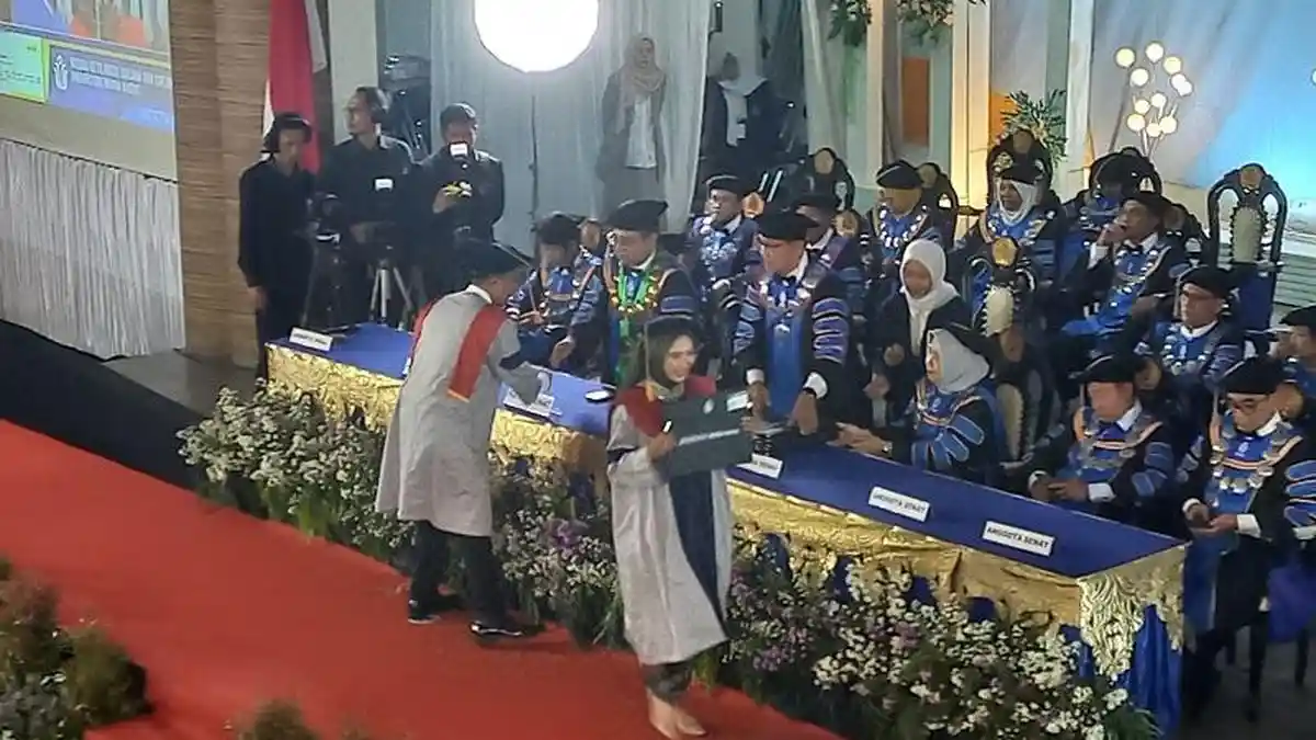 Inilah Pesan Rektor UMK pada Wisudawan ke 72: Pegang Teguh Martabat, Kualitas, dan Integritas