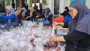 Siswa-SMP-Islam-Al-Azhar-Kelapa-Gading-Surabaya-dan-guru-saat-proses-pembagian-daging-kurban.jpg