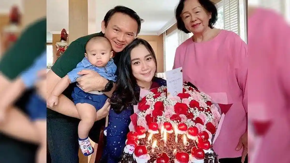 Rayakan Imlek 2021, Mantan Gubernur DKI Jakarta dan Keluarga Berpose Bak Keluarga Kerajaan China