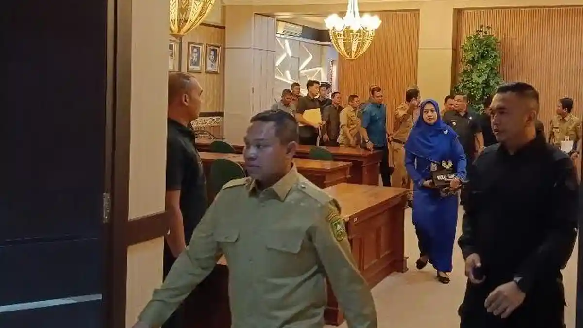 Hari Pertama Bertugas, Gubri Abdul Wahid Minta OPD Terbuka, Siapkan Layanan Pengaduan