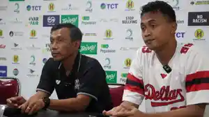 Pelatih-Deltras-FC-Widodo-Cahyono-Putro-kiri-dan-perwakilan-pemain-Panggih-Prio-saat.jpg