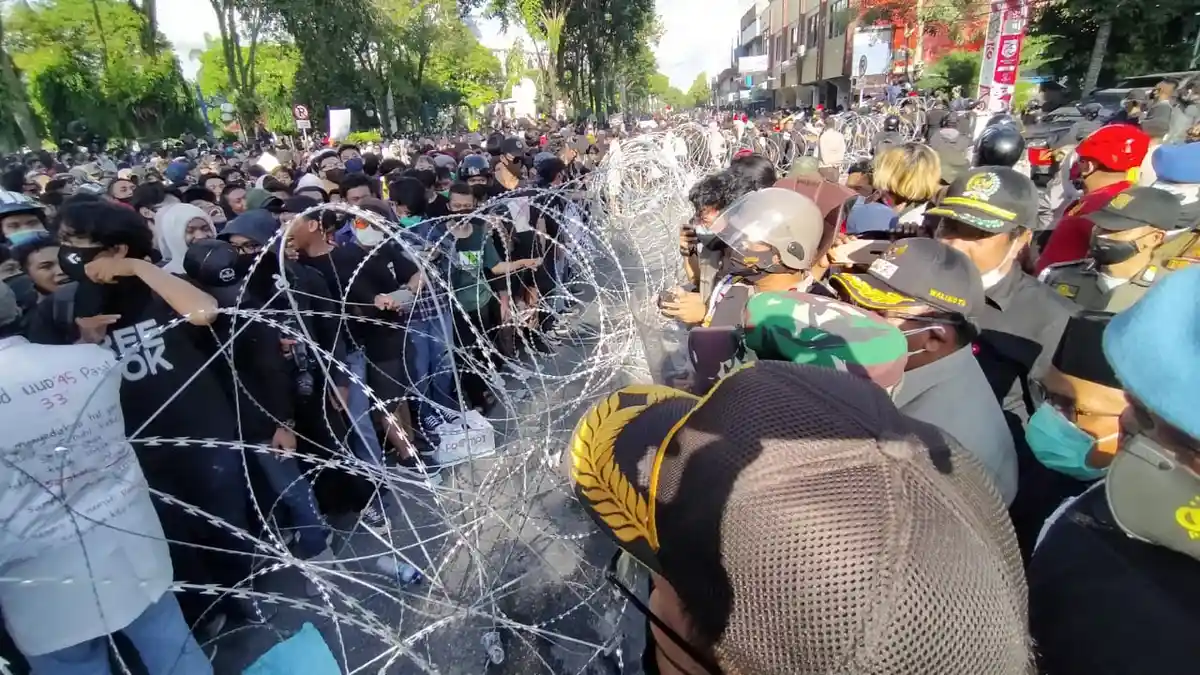 Aksi Demo Mahasiswa Tolak Omnibus Law di Depan Gedung DPRD Balikpapan, Walikota Dilempar Botol