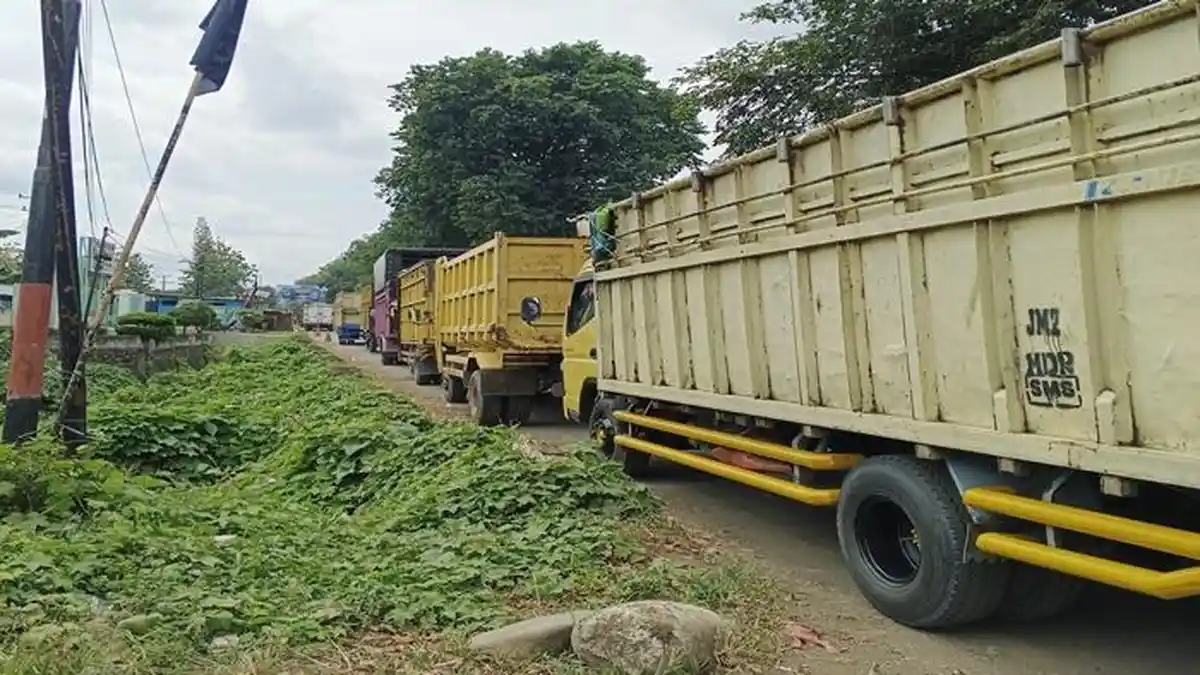 Sudah Berhari-hari Solar Langka di Lubuklinggau, Antrean Panjang Truk di SPBU Bikin Jalanan Macet