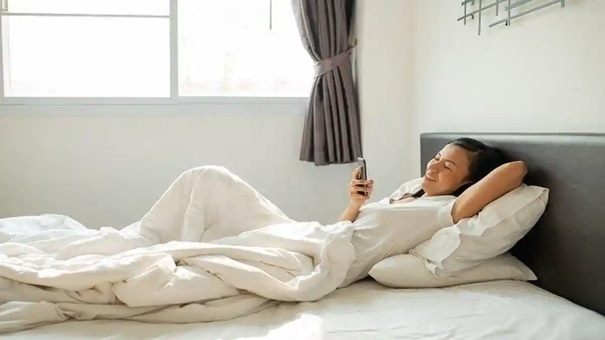 Bangun Tidur Langsung Buka HP? Ini Bahaya yang Mengintai Kesehatan Mental dan Fisik Anda