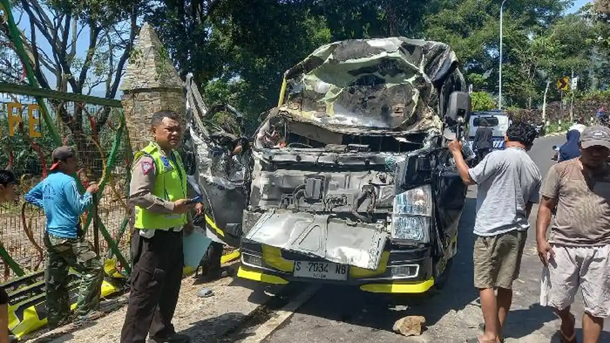 Rem Blong, Elf Rombongan Wisatawan Asal Surabaya Hantam Pemotor di Jalur Bromo, 2 Orang Meninggal