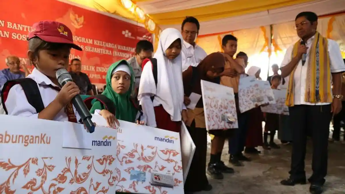 Pulang Kampung ke Pinrang, Idrus Marham Salurkan Bantuan Rp 43 Miliar