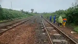 jalur-kereta-api-di-batang-sempat-terendam-banjir-kamis-3012025.jpg