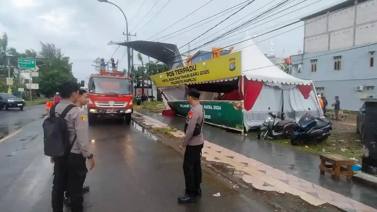 Usai Diterpa Angin Kencang, Polisi Perbaiki Posko Operasi Lilin Marano 2024 di Mamuju