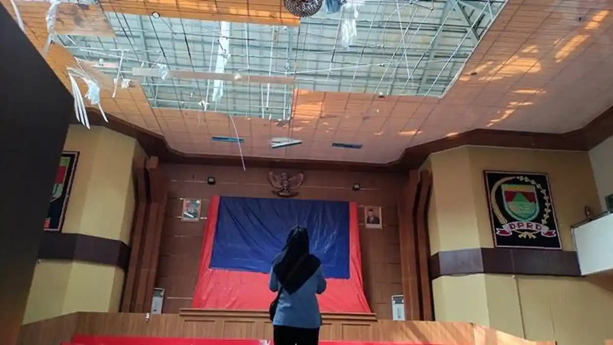 Atap Jebol Diterjang Puting Beliung, Ruang Rapat Paripurna DPRD Mura Terlihat Kotor tak Terawat