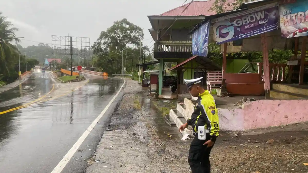 Diduga Hilang Kendali, Truk Colt Diesel Tabrak Beton Warung Warga di Padang Pariaman